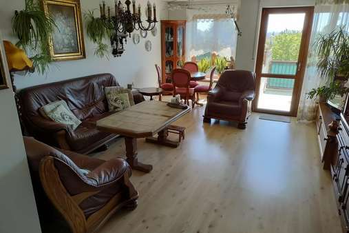 Blick ins Wohnzimmer - Etagenwohnung in 97422 Schweinfurt mit 82m² kaufen