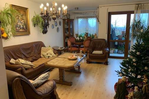 Blick ins Wohnzimmer - Etagenwohnung in 97422 Schweinfurt mit 82m² kaufen