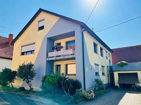 Ansicht des Hauses mit Hof und Garage - Zweifamilienhaus in 97461 Hofheim mit 275m² kaufen