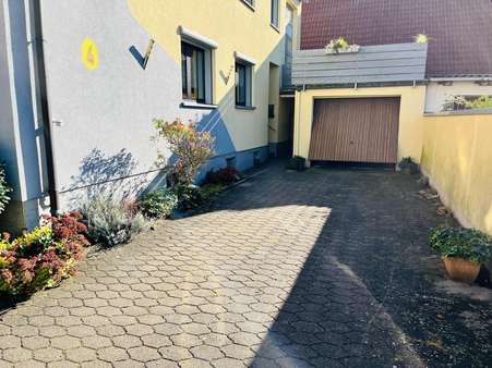 Hof mit Garage/Dachterrasse - Zweifamilienhaus in 97461 Hofheim mit 275m² kaufen