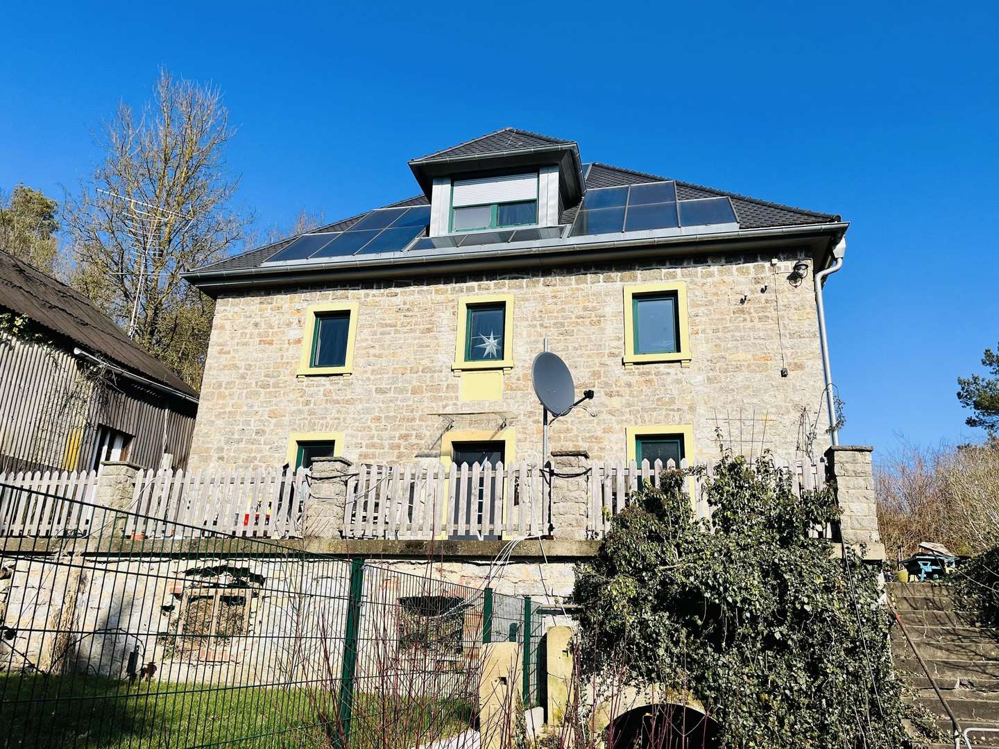 Leicht erhöhte, sonnenverwöhnte Lage... die Südansicht mit vorgelagerten Terrasse