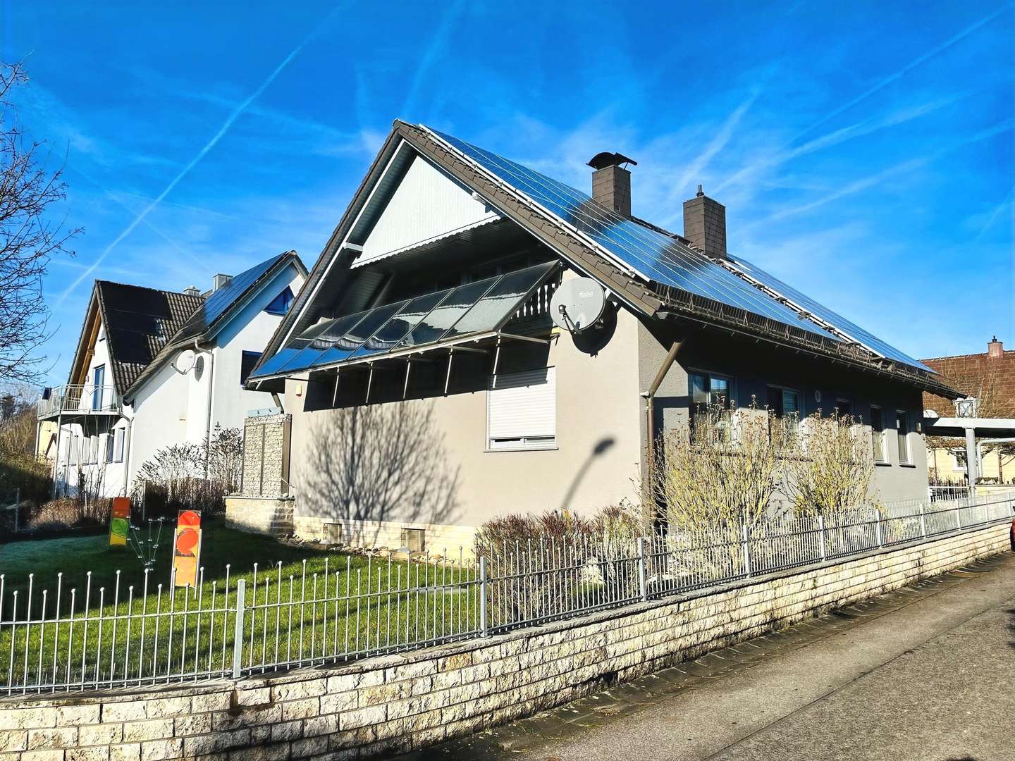 Einfach schön hier zu wohnen... die Südostansicht mit Einfriedung - Einfamilienhaus in 97437 Haßfurt mit 175m² kaufen