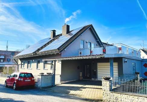 Nordostansicht mit Doppelcarport/Garage und großer Dachterrasse - Einfamilienhaus in 97437 Haßfurt mit 175m² kaufen