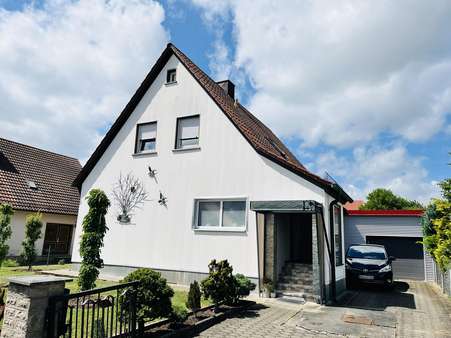 Ostansicht mit Hof, Hauseingang und Garage Ostansicht mit Hof, Hauseingang und Garage - Einfamilienhaus in 97437 Haßfurt mit 100m² kaufen