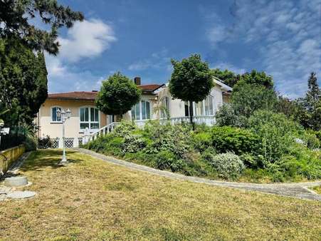 Ein Traum hier zu wohnen... die Südansicht vom Garten - Einfamilienhaus in 97437 Haßfurt mit 275m² kaufen