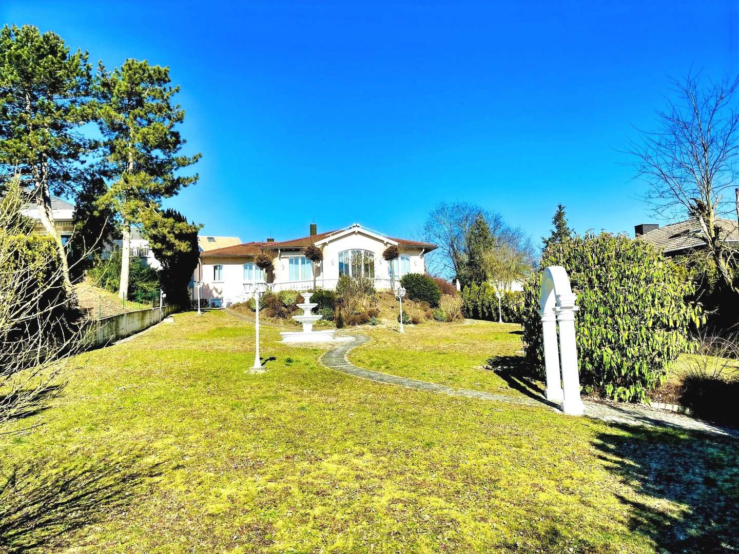 Ein Zuhause in sonnenverwöhnter Lage auf einem Traumgrundstück mit Weitblick - Einfamilienhaus in 97437 Haßfurt mit 275m² kaufen