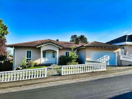 überdachter Hauseingang mit Vorgarten, Garage und Einfriedung (Nordseite) - Einfamilienhaus in 97437 Haßfurt mit 275m² kaufen