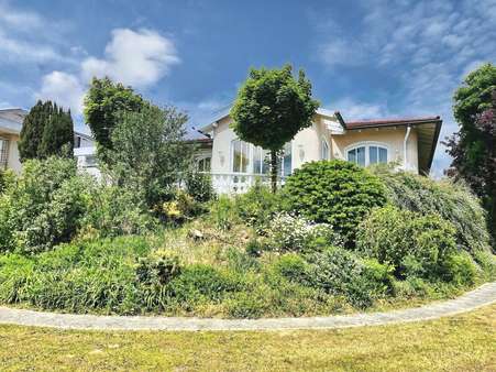 von viel Grün umgeben... die Südansicht mit Gartenanlage - Einfamilienhaus in 97437 Haßfurt mit 275m² kaufen