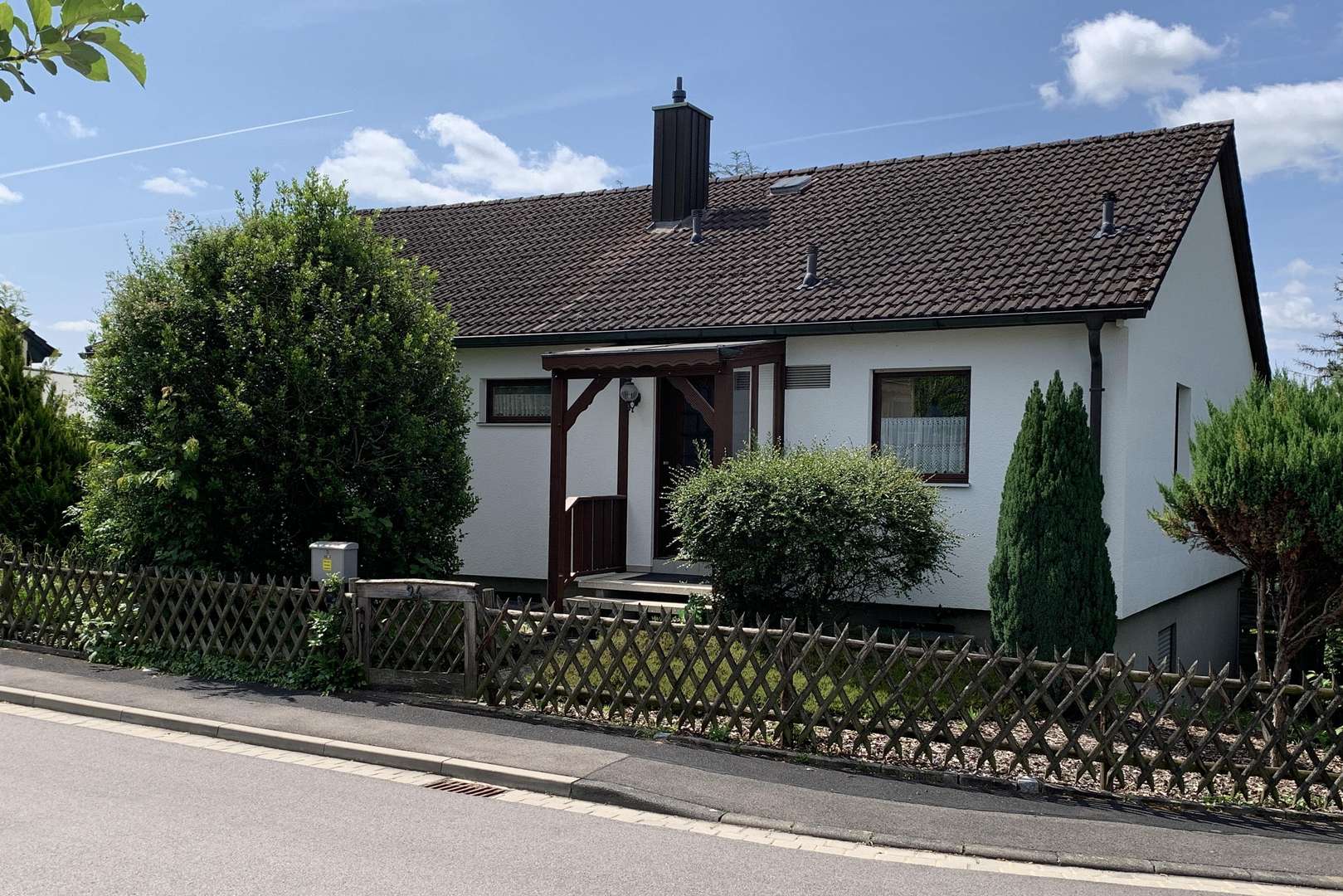 Straßenansicht - Einfamilienhaus in 97502 Euerbach mit 211m² kaufen