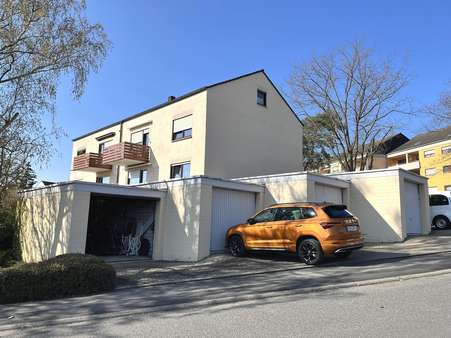 Südostansicht der Anlage mit Garagen - Erdgeschosswohnung in 97475 Zeil mit 74m² kaufen