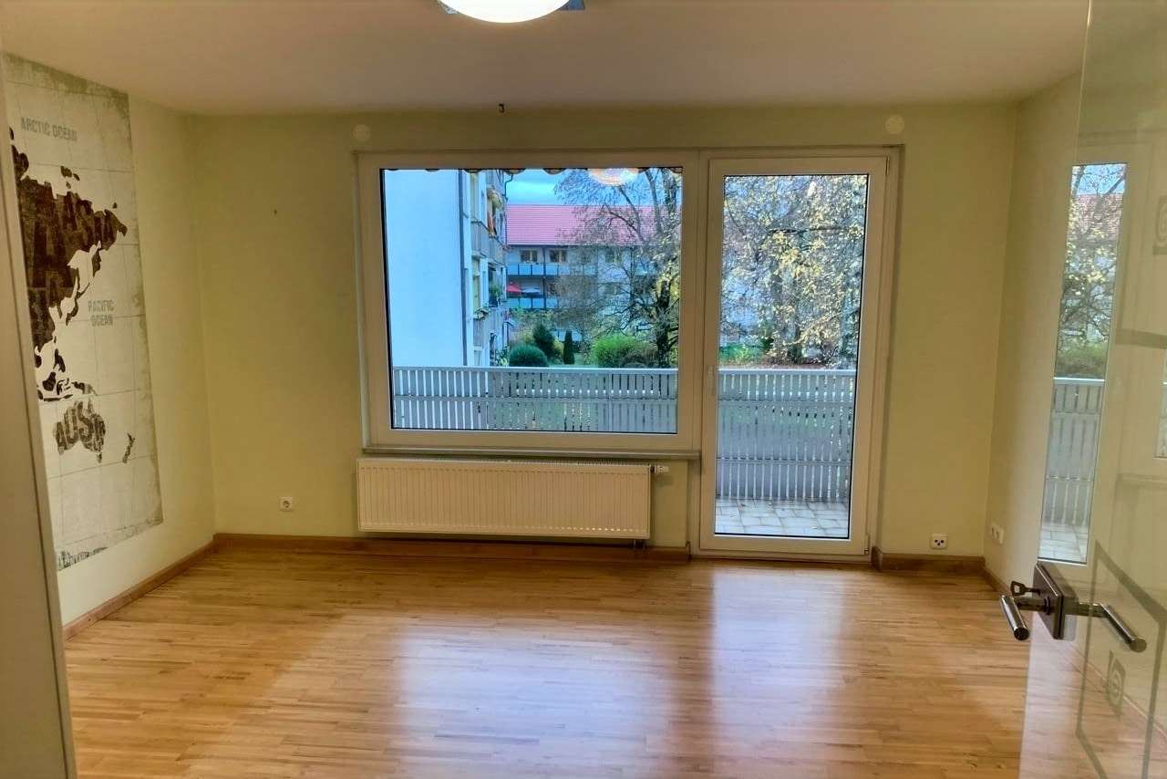 Wohnzimmer mit direktem Zugang zum Balkon