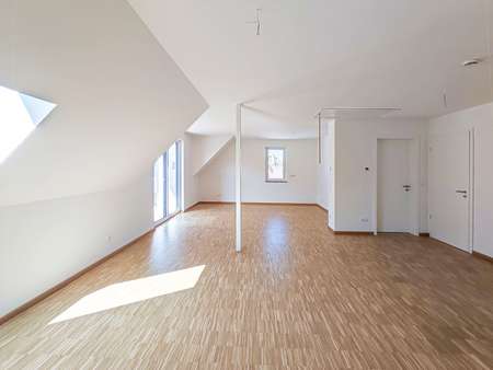 heller Wohnraum mit Balkonzugang - Dachgeschosswohnung in 97469 Gochsheim mit 78m² kaufen