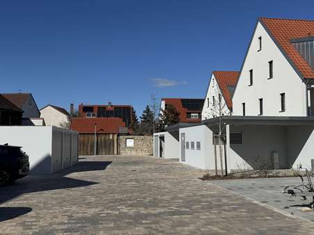 Blick in den Hof - Erdgeschosswohnung in 97469 Gochsheim mit 98m² kaufen