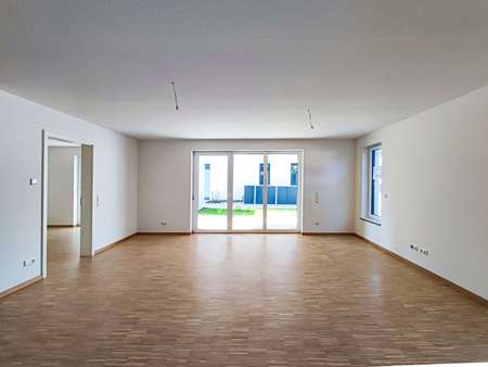 heller Wohnbereich mit Terrassenzugang - Erdgeschosswohnung in 97469 Gochsheim mit 98m² kaufen