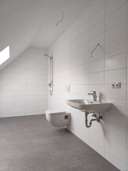 Bad mit bodengleicher Dusche - Dachgeschosswohnung in 97469 Gochsheim mit 80m² kaufen