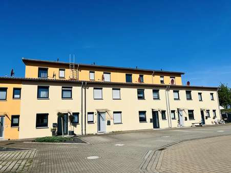 Gesamtansicht der Anlage mit vorgelagerten Parkflächen Gesamtansicht der Anlage mit vorgelagerten Parkflächen - Reihenmittelhaus in 97437 Haßfurt mit 155m² kaufen