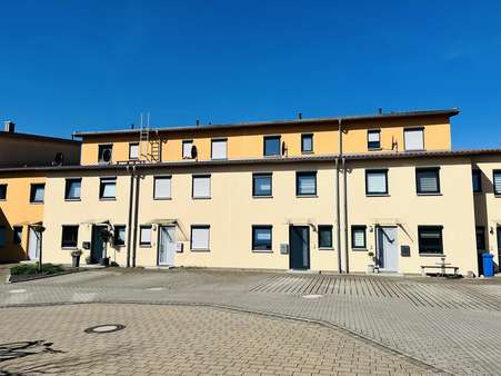 Gesamtansicht der Anlage mit vorgelagerten Parkflächen Gesamtansicht der Anlage mit vorgelagerten Parkflächen - Reihenmittelhaus in 97437 Haßfurt mit 155m² kaufen
