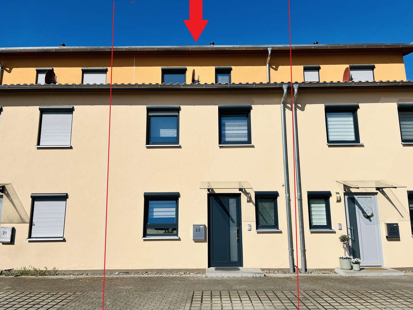 Südostansicht mit überdachtem Hauszugang Südostansicht mit überdachtem Hauszugang - Reihenmittelhaus in 97437 Haßfurt mit 155m² kaufen
