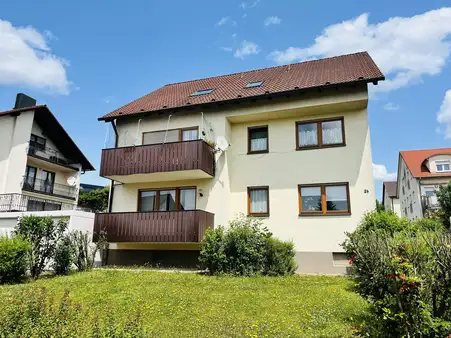Sofort beziehbare 3 Zimmer-Dachgeschosswohnung mit Privatkeller, Balkon und Garage in beliebter Siedlungslage der Kreisstadt 