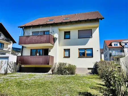 Sofort beziehbare 3 Zimmer-Dachgeschosswohnung mit Privatkeller, Balkon und Garage in beliebter Siedlungslage der Kreisstadt 