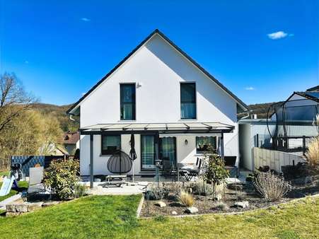 besonders sonnenverwöhntes Wohnen... die Westansicht des Hauses - Einfamilienhaus in 97475 Zeil mit 135m² kaufen