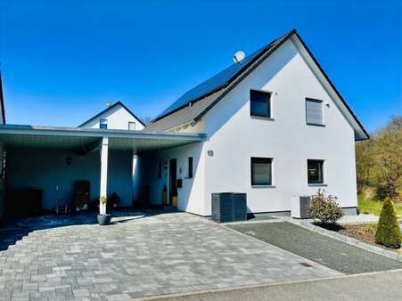 Ostansicht mit Hauseingang, Carport/Abstellhaus und Stellplatz - Einfamilienhaus in 97475 Zeil mit 135m² kaufen