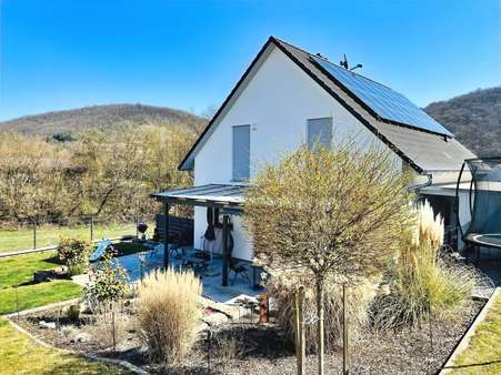 von viel Ruhe, Grün und Sonne umgeben... die Gartenansicht - Einfamilienhaus in 97475 Zeil mit 135m² kaufen