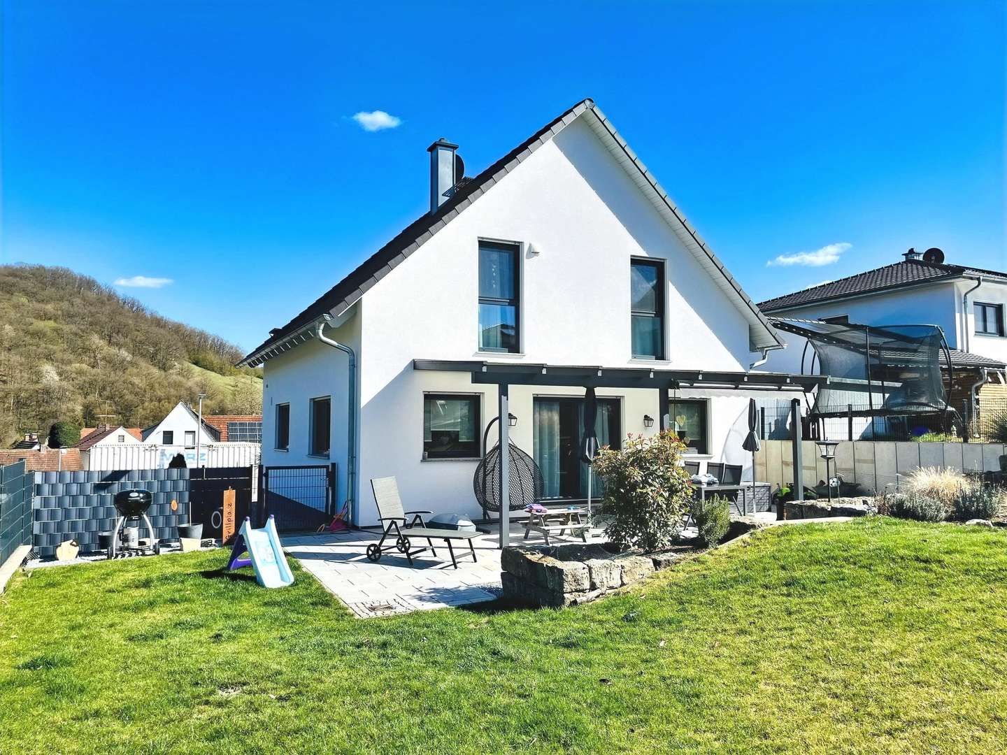 Wohnen im ruhigen, sonnigen Grün... die Nordwestansicht des Hauses - Einfamilienhaus in 97475 Zeil mit 135m² kaufen