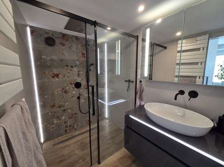 Bad mit großer ebenerdiger Dusche EG - Doppelhaushälfte in 97496 Burgpreppach mit 80m² kaufen