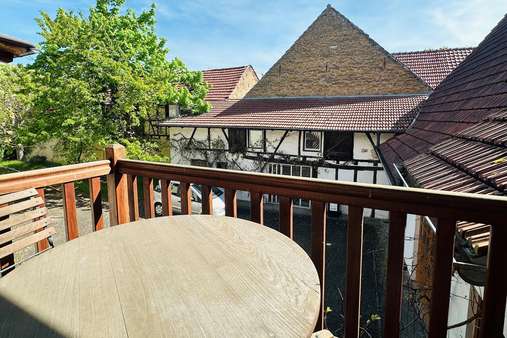 sonniger Balkon mit Blick über das Grundstück - Mehrfamilienhaus in 97525 Schwebheim mit 275m² kaufen