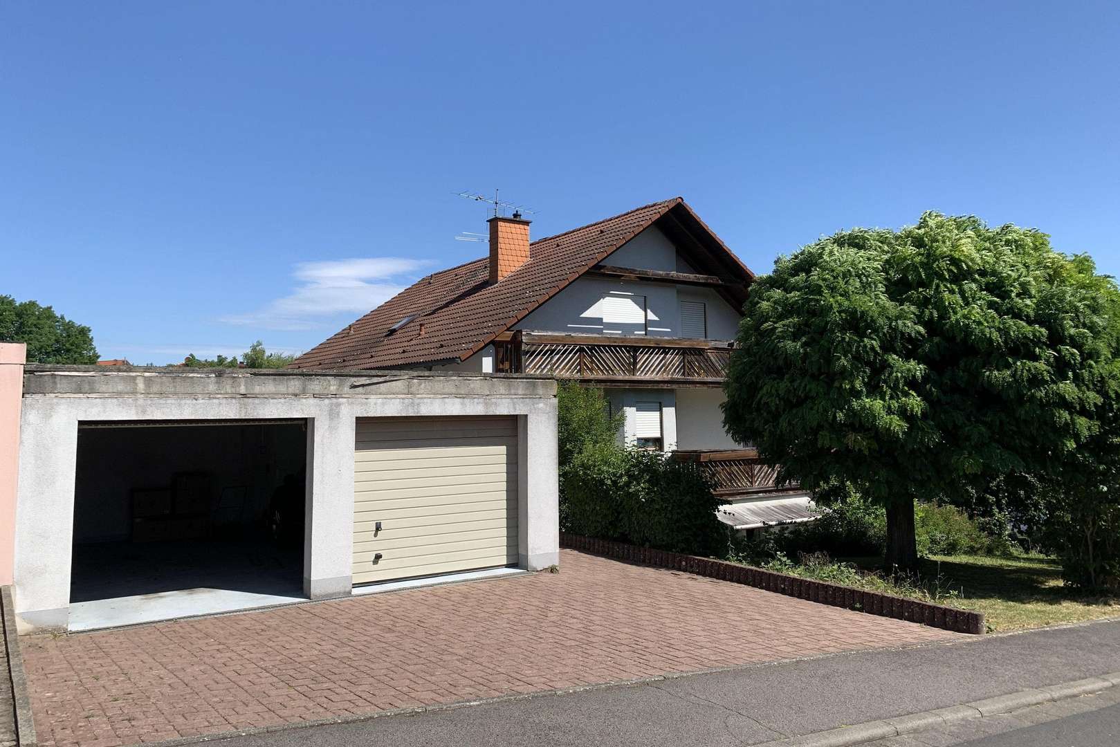 Dreifamilienhaus mit Doppelgarage Dreifamilienhaus mit Doppelgarage - Zweifamilienhaus in 97490 Poppenhausen mit 235m² kaufen