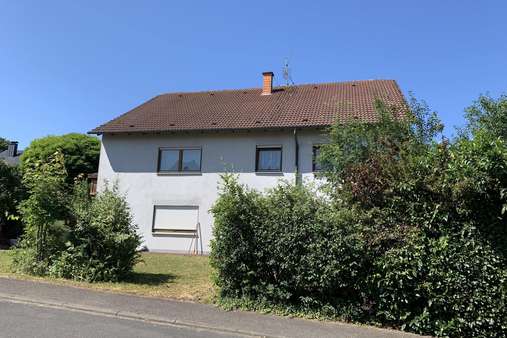 Seitenansicht Seitenansicht - Zweifamilienhaus in 97490 Poppenhausen mit 235m² kaufen