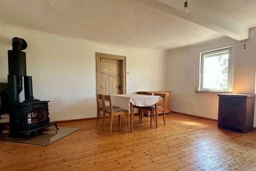 Wohnraum mit gemütlichem Holzofen - Einfamilienhaus in 97453 Schonungen mit 180m² kaufen