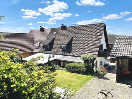 Blick vom Garten auf das Wohngebäude (Garten- bzw. Ostseite) - Doppelhaushälfte in 96106 Ebern mit 130m² kaufen
