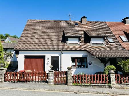 Westansicht mit überdachtem Hauszugang und Garage - Doppelhaushälfte in 96106 Ebern mit 130m² kaufen