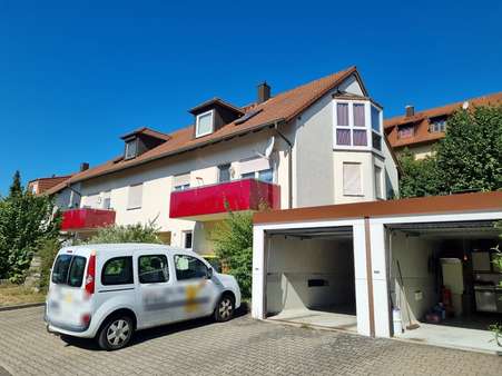 Hausansicht mit Garage - Etagenwohnung in 96106 Ebern mit 74m² kaufen