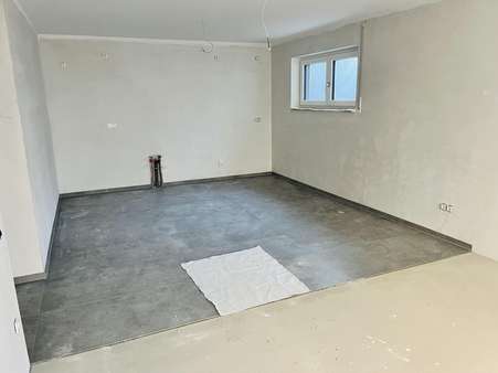 Wohnen/Küche - Souterrainwohnung Nr. 14 im Haus Brüder-Becker-Str. 10a (Bautenstand 10/2025) Wohnen/Küche - Souterrainwohnung Nr. 14 im Haus Brüder-Becker-Str. 10a (Bautenstand 10/2025) - Souterrain-Wohnung in 97437 Haßfurt mit 82m² kaufen