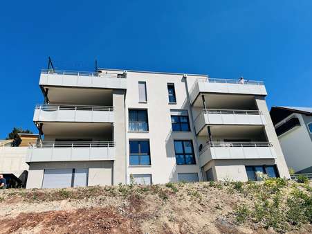 Fertiggestellte Wohnanlage in Ebelsbach, Weingartenstraße - Souterrain-Wohnung in 97437 Haßfurt mit 82m² kaufen