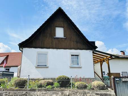 Nordostansicht des Hauses mit tlw. holzverkleideter Fassade - Einfamilienhaus in 97478 Knetzgau mit 110m² kaufen