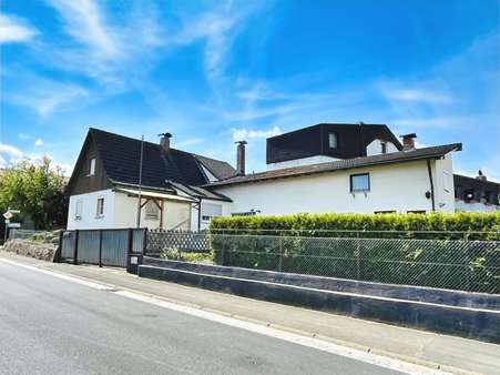 Westansicht des Hauses mit Toranlage, Zaun und Hecke - Einfamilienhaus in 97478 Knetzgau mit 110m² kaufen