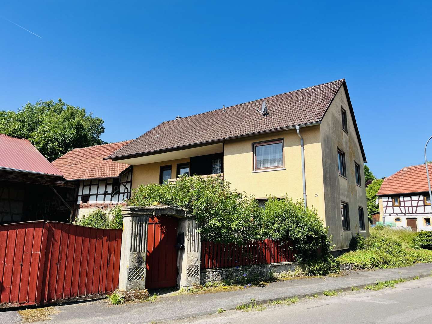 Ostansicht des Hauses mit Eingangsportal aus Sandstein Ostansicht des Hauses mit Eingangsportal aus Sandstein - Bauernhaus in 97486 Königsberg mit 180m² kaufen