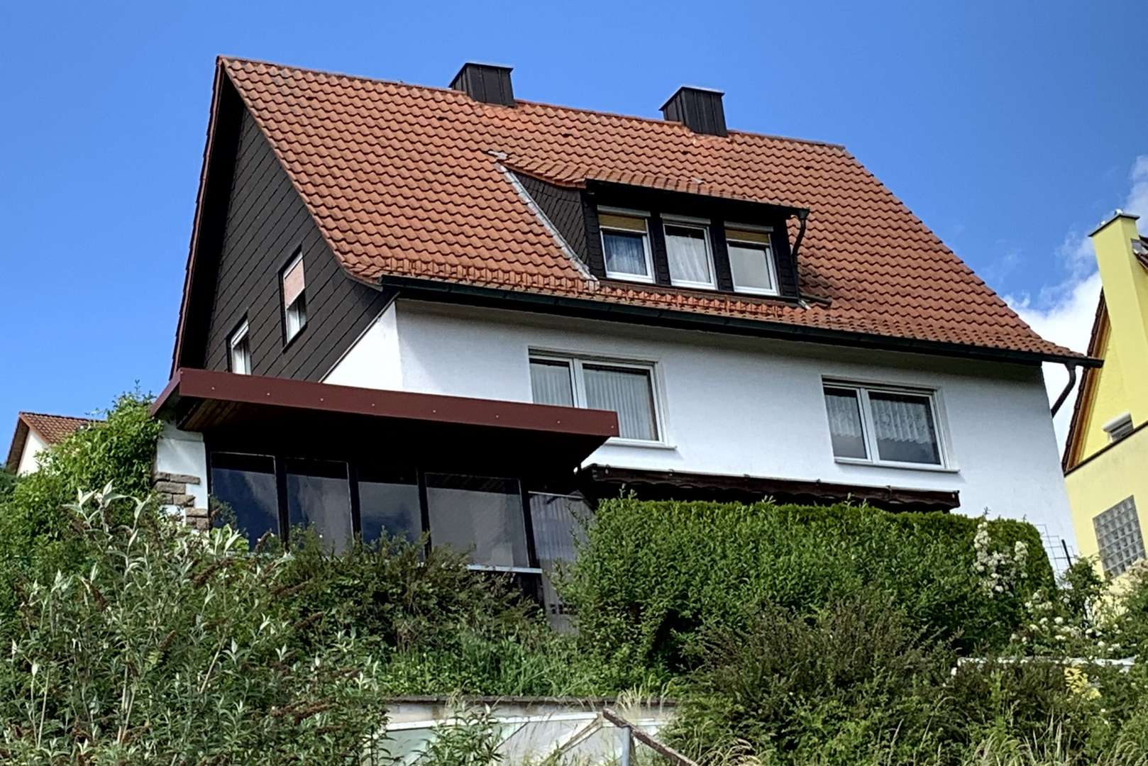 Ansicht Talseite mit überdachtem Freisitz und Pergola Ansicht Talseite mit überdachtem Freisitz und Pergola - Einfamilienhaus in 97503 Gädheim mit 110m² kaufen