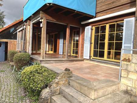 Ihr blickgeschützter Sonnenplatz… die Terrasse in perfekter Südwestlage Ihr blickgeschützter Sonnenplatz… die Terrasse in perfekter Südwestlage - Einfamilienhaus in 97461 Hofheim mit 150m² kaufen