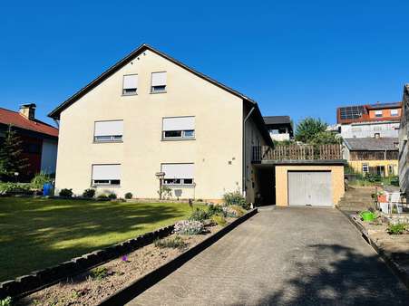 Ostansicht mit Hauseingang, Hof und Garage Ostansicht mit Hauseingang, Hof und Garage - Einfamilienhaus in 97475 Zeil mit 235m² kaufen