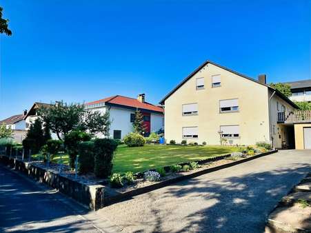 von viel Grün umgeben... die Ostansicht mit ebener Gartenfläche von viel Grün umgeben... die Ostansicht mit ebener Gartenfläche - Einfamilienhaus in 97475 Zeil mit 235m² kaufen