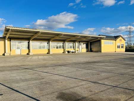 Ansicht mit überdachter Freifläche - Halle in 97437 Haßfurt mit 3000m² kaufen
