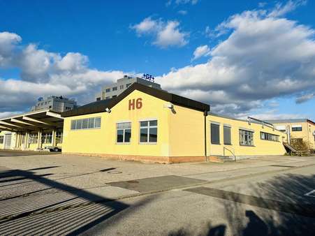 Südwestansicht der Immobilie mit Zufahrt - Halle in 97437 Haßfurt mit 3000m² kaufen