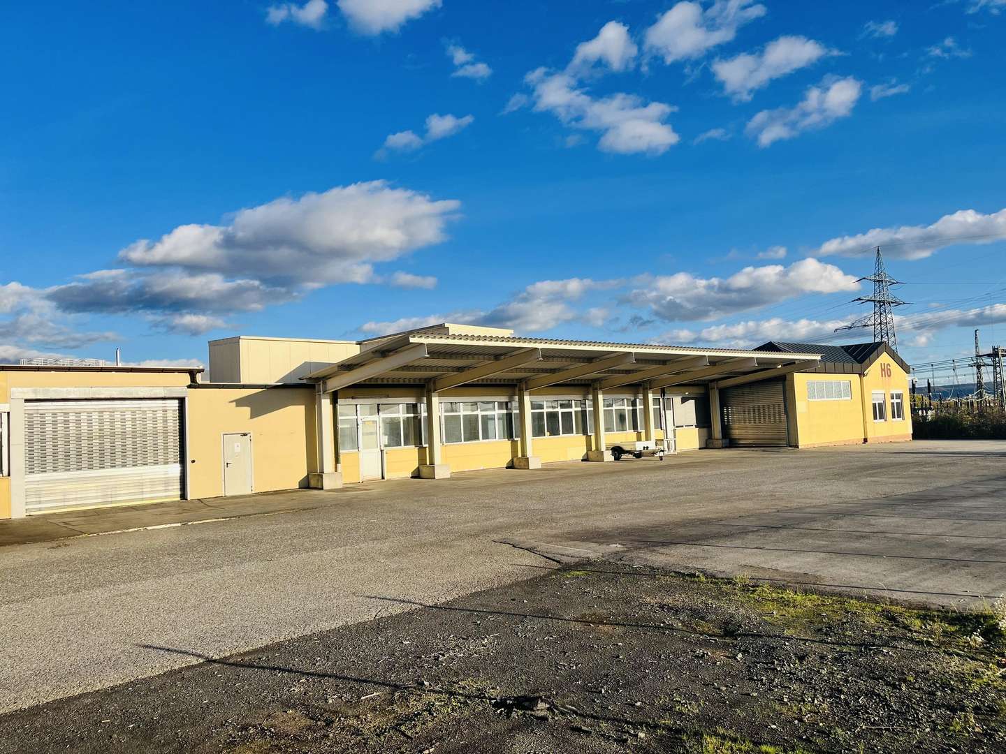 Westansicht der Hallengebäude inkl. vorgelagerter  Freifläche - Halle in 97437 Haßfurt mit 3000m² kaufen