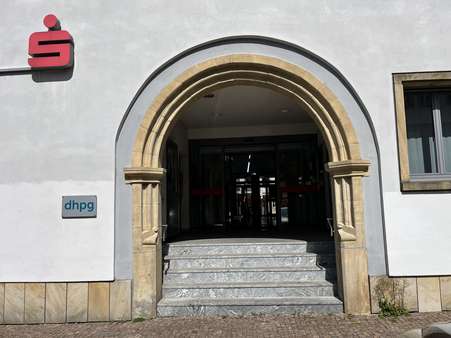 Zugang erfolgt über den Haupteingang - Büro in 96106 Ebern mit 192m² mieten