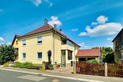 Straßenansicht Straßenansicht - Zweifamilienhaus in 97534 Waigolshausen mit 220m² kaufen